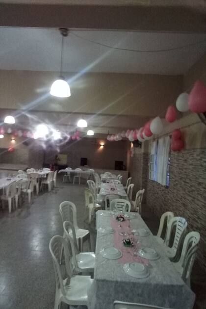 Familiares y amigos se acercaron al salón a celebrar el festejo. Crédito: Facebook