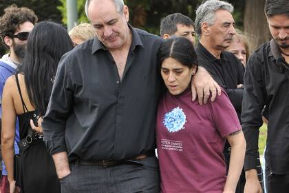 Araceli, la hija de Fabián, es consolada por uno de los presentes