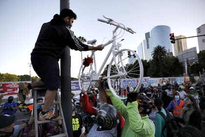 Una bicicleta blanca fue colocada en Madero y San Martín para recordar el asesinato de Dimitri Amiryan; su muerte volvió a poner en el foco público la imputabilidad de los menores