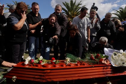 Familiares y compañeros de Daniel Barrientos, el colectivero asesinado de un tiro en la cabeza en La Matanza, despiden sus restos en el cementerio Parque Campo Santo en Gonzáles Catán