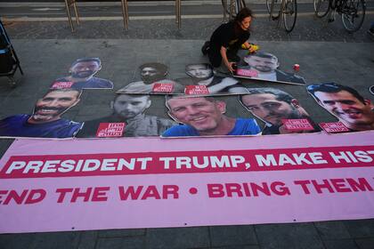 Familiares y defensores de los rehenes retenidos por Hamás en Gaza piden su liberación inmediata y el final de la guerra frente a una oficina de la embajada de Estados Unidos en Tel Aviv, Israel, el 29 de septiembre de 2025, (AP Foto/Ariel Schalit)