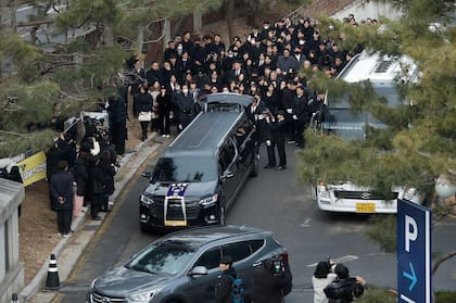 Familiares y personas cercanas al actor acompañaron al coche fúnebre en el funeral del difunto intérprete en Corea del Sur
