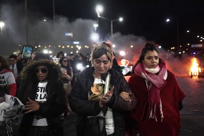 Familiares y vecinos luego del velorio de Lara Gutiérrez, la niña de 15 años salieron por las calles protestando por el triple femicidio de Florencio Varela. Camino de Cintura