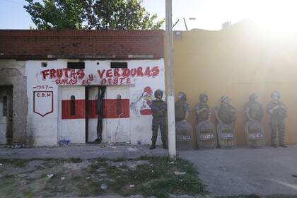 Familiares y vecinos protestan frente al bunker de Morón, donde mataron al joven Franco Vera durante un enfrentamiento entre narcotraficantes