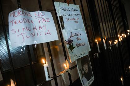 Familiares y vecinos reclaman justicia frente a la escuela. Foto (Télam).