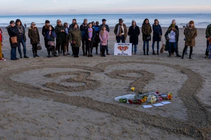 Familiares y vecinos recordaron a los migrantes fallecidos en un acto en Essex, Reino Unido, en octubre pasado