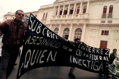 Familiares del subcomisario Jorge Gutiérrez mantuvieron firme el reclamo de justicia con numerosas marchas y presentaciones en organismos internacionales de derechos humanos