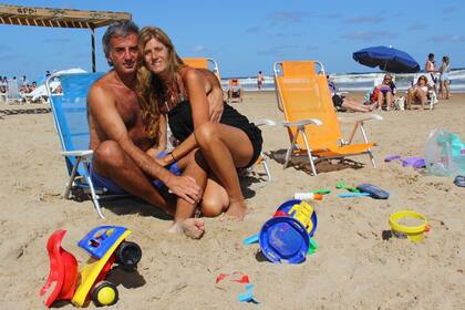Mariel y Guillermo ahorran en las salidas afuera y en el supermercado. Tampoco comen en la playa