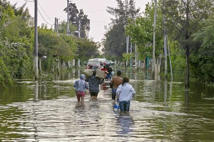 Familias autoevacuadas en el barrio Puente Ezcurra de La Matanza tras las lluvias que dejaron las calles inaccesibles