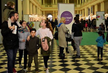 Familias con chicos recorren el Centro Cultural Pasaje Dardo Rocha