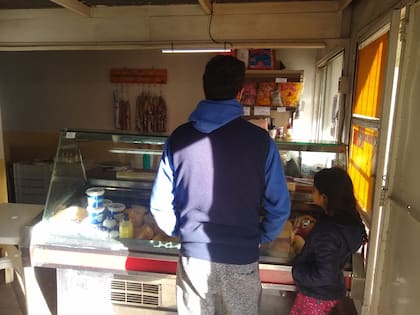 Familias con niños son una constante en los tambos mendocinos. Leche, quesos y yogures, de calidad, a precios económicos.