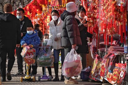 Familias de compras en Pekín, para celebrar el año nuevo lunar