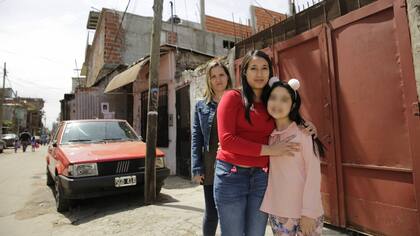 Las hermanas Belén y Viviana Enciso son algunas de las vecinas de la villa 20 que serán trasladadas