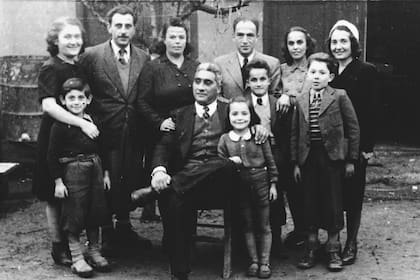Familias de refugiados judíos de Yugoslavia llegaron a Albania escapando del Holocausto