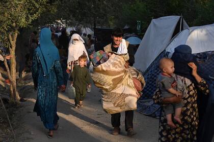 Familias desplazadas de las capitales provinciales se instalan como pueden en Kabul
