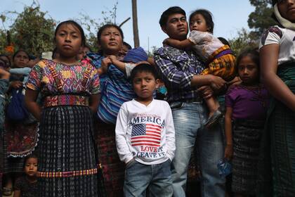 Familias en el funeral de dos niños asesinados en San Juan Sacatepéquez, Guatemala