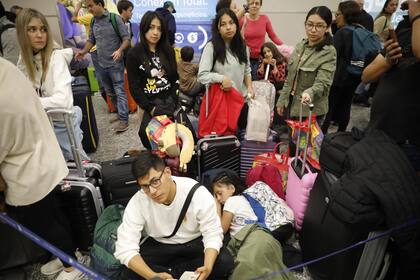 Familias enteras esperan en el aeroparque que se reprogramen los vuelos cancelados