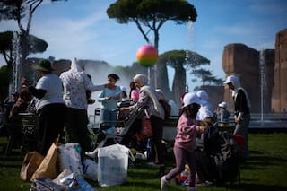 Familias evacuadas de Gaza disfrutan una visita a las termas antiguas de Roma