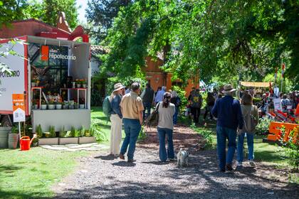 Familias haciendo el ingreso, con el stand de Banco Hipotecario, main sponsor.