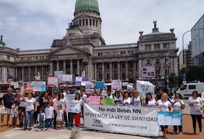 Familias pidieron frente al Congreso por la ley de identidad para identificar a los bebés que mueren antes de nacer