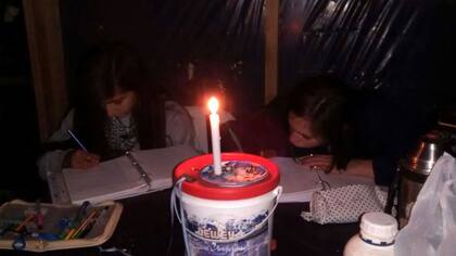Familias, se las ingenian para vivir sin luz