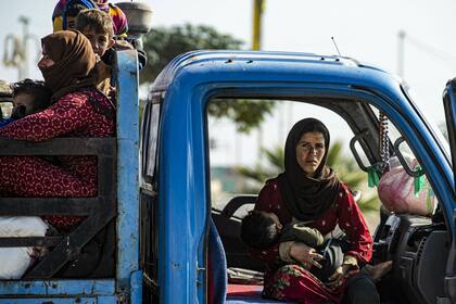 Familias sirias huyen de la zona de batalla entre las fuerzas lideradas por Turquía y los combatientes kurdos de las Fuerzas Democráticas Sirias (SDF)