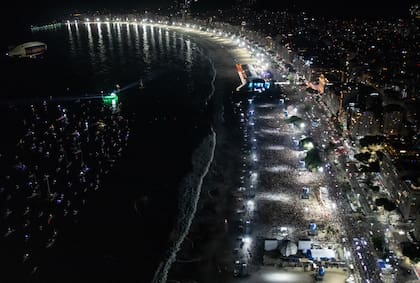 Familias y gente de todas las edades se acercaron hasta las arenas de Copacabana para disfrutar de un show histórico
