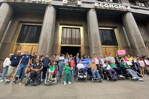 Familias y organizaciones de Discapacidad fueron a golpear las puertas del Ministerio de Economía