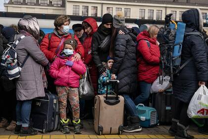 Las familias esperan el próximo tren que se dirige al oeste hacia Lviv en la estación principal de trenes de Kiev, el 4 de marzo de 2022