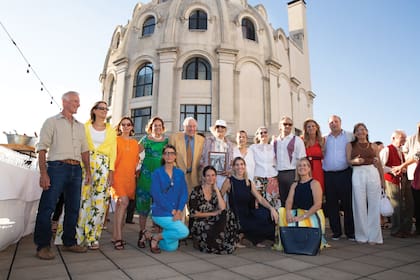 Familión. De pie, de izquierda a derecha: Alfredo Cabezas, Celina Cabezas, María Cabezas, Susana Bencich, Enrique Bencich, Violeta Bencich, Silvia Cabezas, Patricia Cabezas; Bebe Cabezas, Luz Bencich, Francisco José Cabezas y Nora Bencich (hija de Miguel Bencich). Abajo, de izquierda a derecha: Fresia Carnota, Lucía, Sol y Paz Bencich.