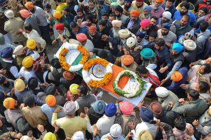 La India despide hoy a los miembros del Central Reserve Police Force (CRPF) que murieron anteayer en un atentado