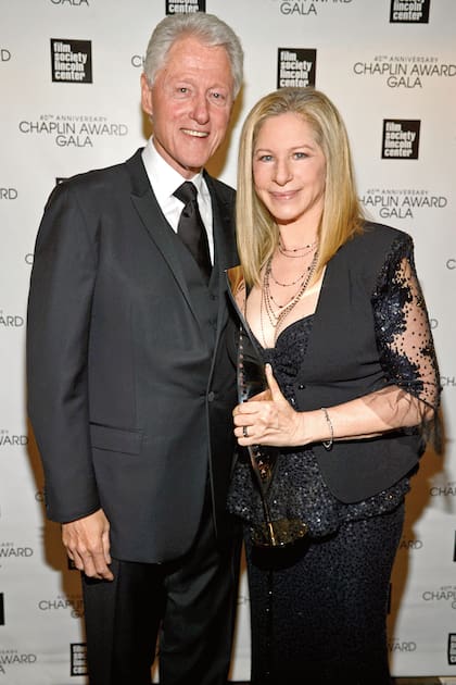 Famosa militante demócrata, la artista es muy amiga de la pareja que forman Bill y Hilary Clinton. Sin embargo, en varias de las biografías no autorizadas que se escribieron sobre ella, se señala que habría tenido un affaire con el presidente. La imagen es de abril de 2013, durante el 40° aniversario del Chaplin Award.