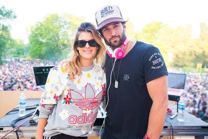 Cancheros. María del Cerro y su pareja, el DJ Meme Bouquet, quien le puso música al festival We Color