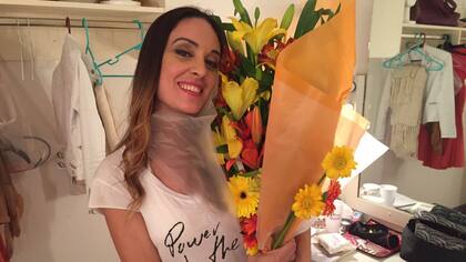 Una Fallada de cumpleaños. Martina Gusmán sopló velitas en el escenario y recibió un hermoso ramo de flores en su día