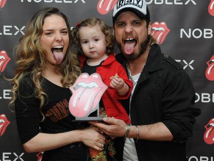 Familia rockera. Florencia Otero y Germán Triple fueron con su pequeña hija a un evento y mostraron su actitud rebelde