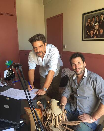 Hora de firmar... Fabián Mazzei se sumó al elenco de la comedia La Momia, en la cual compartirá elenco con Romina Gaetani y Adrián Navarro, entre otras figuras