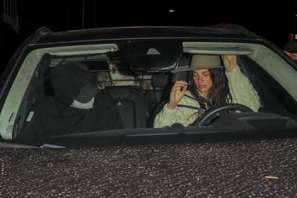 Leonardo DiCaprio y Camila Morrone trataron de mantener el perfil bajo mientras llegaban a cenar en Santa Mónica