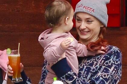 Sophie Turner disfrutó de un momento madre e hija junto a la pequeña Willa, en Nueva York