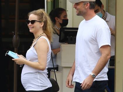 Jennifer Lawrence y su esposo, Cooke Maroney, se mostraron enamorados y felices por las calles de Nueva York