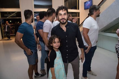 El actor Martín Slipak junto a su hija, listos para disfrutar del recital