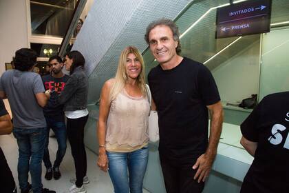 Oscar Ruggeri junto a su esposa, Nancy