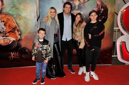 Carolina Oltra y Emanuel Moriatis, junto a su familia