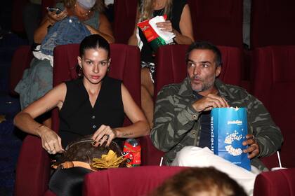 La China Suárez junto a su amigo, Mancha Latorre, por ver la película