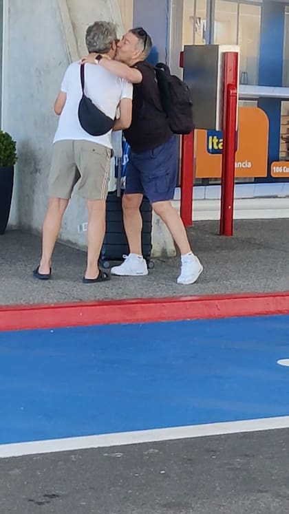 Luego de unos minutos de charla, Ricardo Darín y Julio Bocca se saludaron muy efusivamente. Las dos figuras de la cultura argentina pasaran la temporada alta en Punta del Este