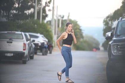 Juanita Viale se tomó unos días para viajar a Punta del Este antes del comienzo de la temporada de verano de Almorzando con Juana que se llevará a cabo en Mar del Plata. La actriz y conductora se mostró distendida y relajada en las calles de Punta del Este