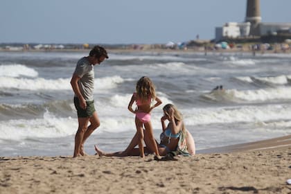 Vicuña eligió para la tarde en la playa de José Ignacio un traje de baño corto en verde militar y una remera en verde claro. Espasandin optó por un bikini en celeste que luego cubrió con un vestido tejido en color natural, una de las tendencias de la temporada