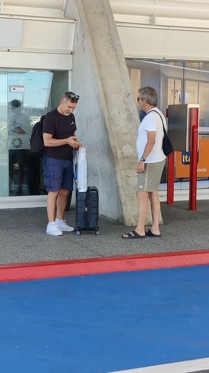 Al salir del aeropuerto, Darín protagonizó un divertido encuentro con otra de las grandes figuras del arte y el espectáculo argentino: el actor se cruzó con Julio Bocca