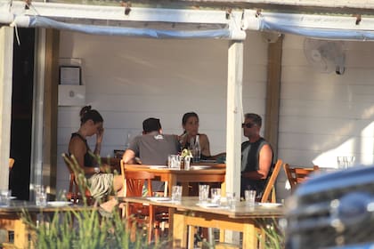 Juana Viale compartió un almuerzo con amigos entre los compromisos laborales, las invitaciones sociales y los días de playa