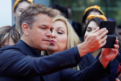 ¡Señora! Matt Damon posó para una selfie y una fan quiso robarle un beso... 