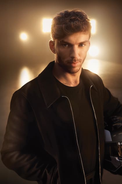 Fan de marcas de lujo como Jacquemus y Louis Vuitton, se convirtió en imagen de la fragancia Gentleman de Givenchy. “Estoy encantado
de ser el nuevo embajador de Givenchy. Compartimos valores fundamentales como la audacia, el respeto y el compromiso”, contó Gasly. Acá, en una imagen más amplia de la foto de apertura de esta nota, se puede ver el casco negro personalizado con el nombre de la firma francesa.